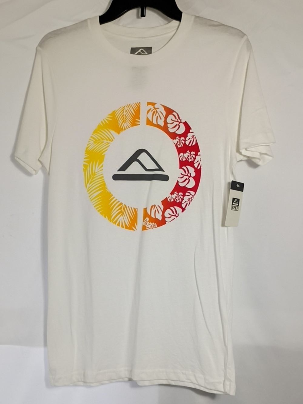 NWT Reef Mens White Graphic Print Short Sleeve Size Small Summer Outdoor